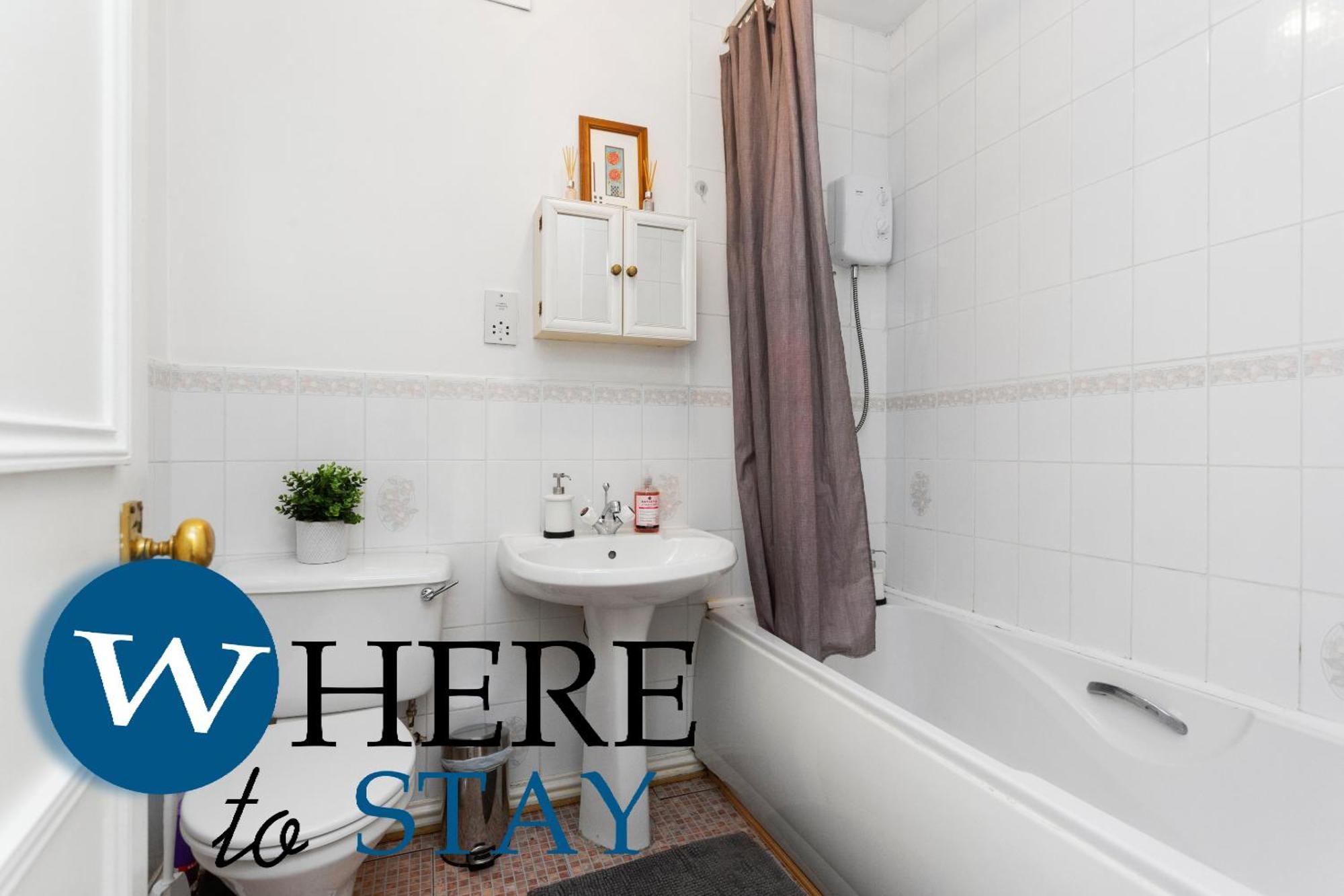 Bright 1 Bedroom Apartment-private Parking