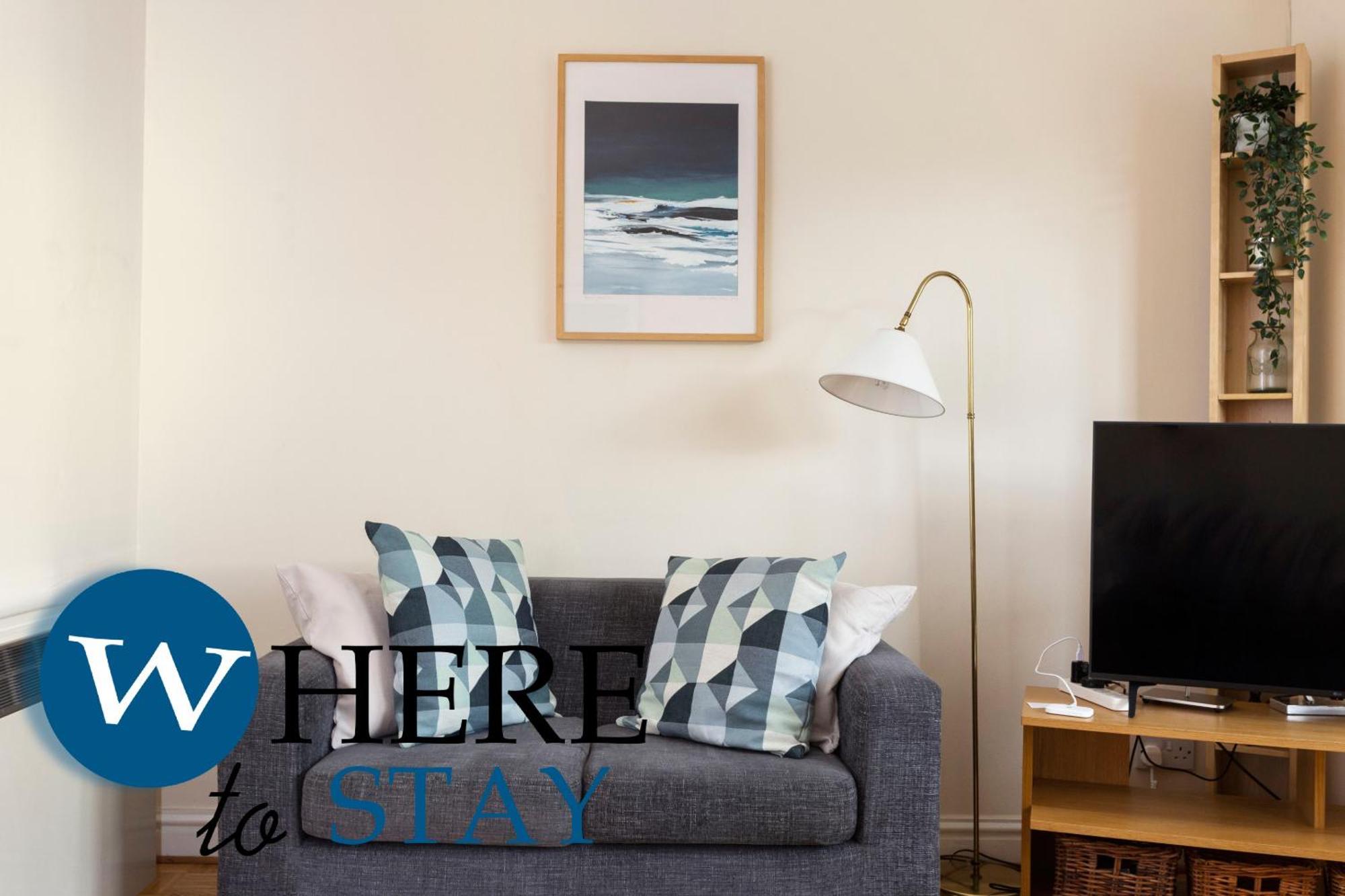 Bright 1 Bedroom Apartment-private Parking